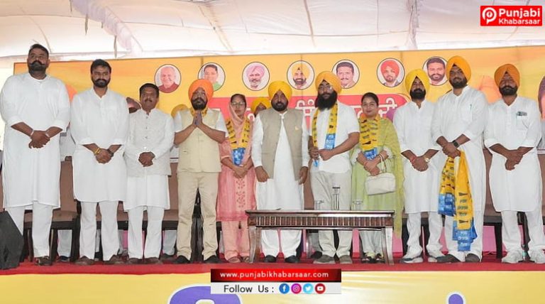 ਸ਼ਿਰੋਮਣੀ ਅਕਾਲੀ ਦਲ ਨੂੰ ਵੱਡਾ ਝਟਕਾ; ਸਾਬਕਾ ਵਿਧਾਇਕ ਵਨਿੰਦਰ ਕੌਰ ਲੂੰਬਾ ਅਤੇ ਕਰਨ ਸਿੰਘ ਡੀਟੀਓ ਸਾਥੀਆਂ ਸਮੇਤ ‘ਆਪ’ ਵਿੱਚ ਸ਼ਾਮਲ