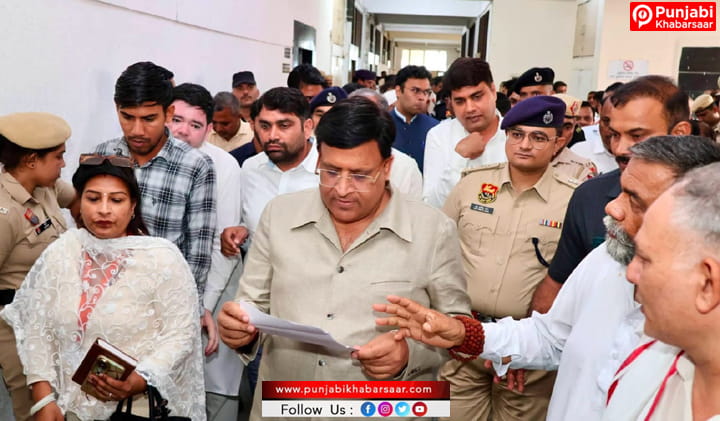 राजस्व एवं आपदा प्रबंधन मंत्री विपुल गोयल ने जिला लोक संपर्क एवं कष्ट निवारण समिति की बैठक में सुनी 14 शिकायतें, 11 शिकायतों का किया मौके पर ही समाधान