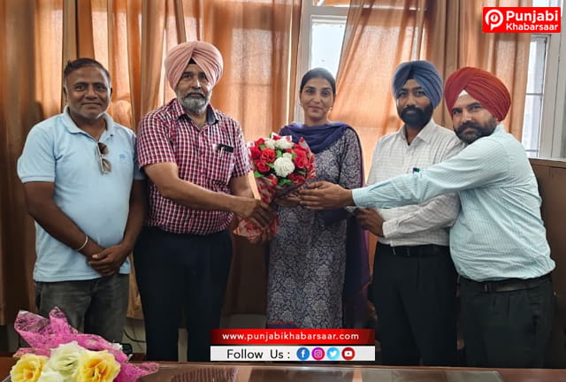 ਸੈਕਸ਼ਨ ਅਫਸਰ ਦਾ ਜ਼ਿਲ੍ਹਾ ਸਿੱਖਿਆ ਅਫ਼ਸਰ ਦਫ਼ਤਰ ਬਠਿੰਡਾ ਵਿਖੇ ਹਜ਼ਾਰ ਹੋਣ ‘ਤੇ ਗੁਲਦਸਤਿਆਂ ਨਾਲ਼ ਭਰਵਾਂ ਸਵਾਗਤ