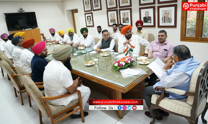 AAP MLA Kuldeep Singh Dhaliwal ਨੇ ਰਾਜਪਾਲ ਨਾਲ ਕੀਤੀ ਮੁਲਾਕਾਤ, ਅਜਨਾਲਾ ਨੂੰ ਹੜ੍ਹਾਂ ਤੋਂ ਬਚਾਉਣ ਲਈ ਉਜ ਨਦੀ ‘ਤੇ ਡੈਮ ਬਣਾਉਣ ਦੀ ਕੀਤੀ ਮੰਗ