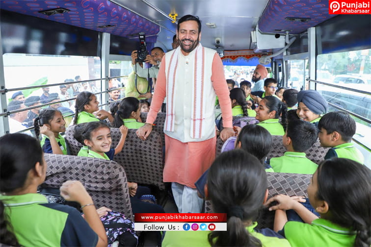 मुख्यमंत्री बच्चों से मिलने स्कूली बस में चढ़े, सीएम से हाथ मिलाकर गदगद हुए बच्चे