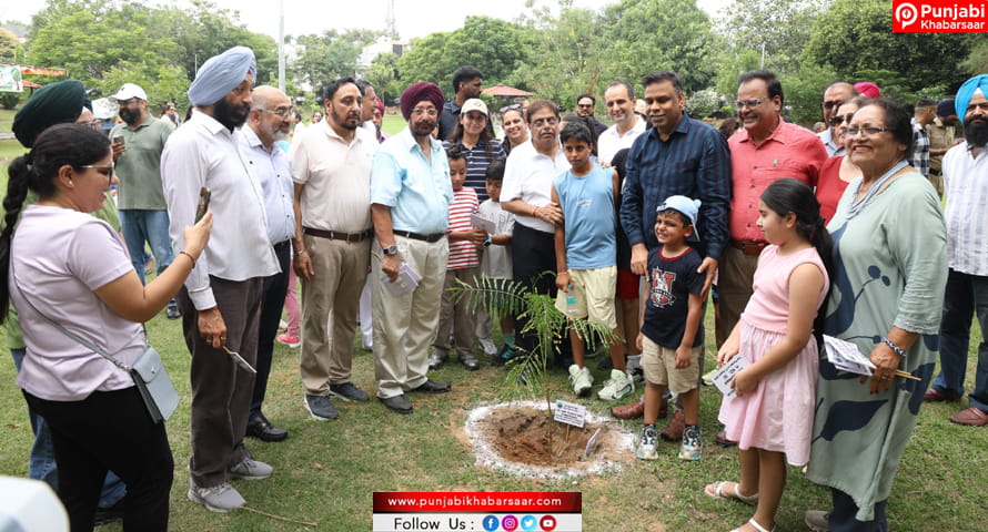 Chandigarh ਦੇ ਸੈਕਟਰ 10-ਡੀ ਵਿੱਚ ਵਣ-ਮਹੋਤਸਵ ਮੌਕੇ ਬੱਚਿਆਂ ਅਤੇ ਵਸਨੀਕਾਂ ਨੇ ਲਗਾਏ ਰੁੱਖ