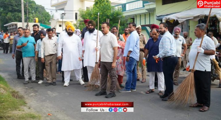 ‘Mission Clean Punjab’:  ਭਗਵੰਤ ਮਾਨ ਸਰਕਾਰ ਵੱਲੋਂ ਸੂਬਾ ਪੱਧਰੀ ਸਫ਼ਾਈ ਮੁਹਿੰਮ ਦੀ ਸ਼ੁਰੂਆਤ,ਮੰਤਰੀਆਂ, ਵਿਧਾਇਕਾਂ, ਮੇਅਰਾਂ ਅਤੇ ਕੌਂਸਲਰਾਂ ਨੇ ਸੂਬੇ ਭਰ ਵਿੱਚ ਸੰਭਾਲੀ ਕਮਾਨ