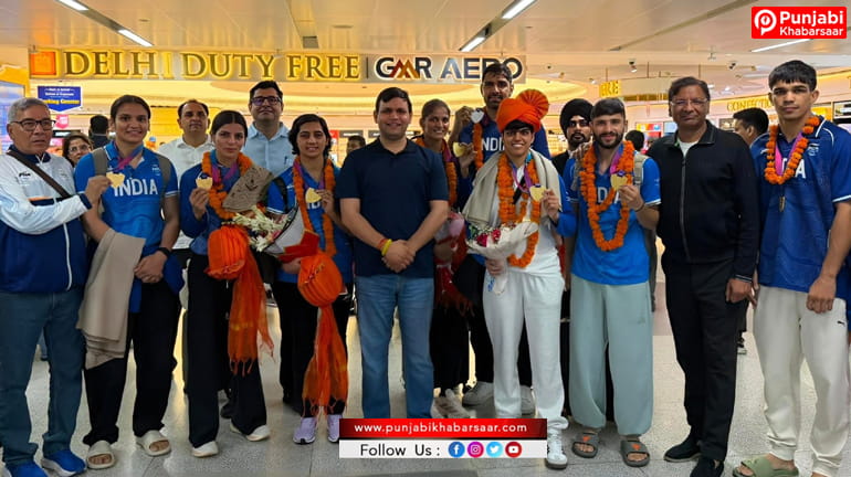 कॉमनवेल्थ के पदक विजेता खिलाड़ियों का खेल राज्य मंत्री गौरव गौतम ने एयरपोर्ट पहुंचकर  किया नागरिक अभिनंदन