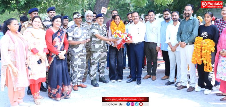 ਭਾਰਤੀ ਹਾਕੀ ਟੀਮ ਦੀ ਖਿਡਾਰਨ ਅਤੇ DAV College ਦੀ ਵਿਦਿਆਰਥਣ ਸੁਖਵੀਰ ਕੌਰ ਨੂੰ ਕਾਲਜ ਪਹੁੰਚਣ ‘ਤੇ ਕੀਤਾ ਸਨਮਾਨਿਤ