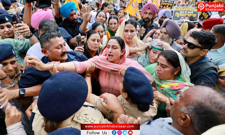 Bathinda MP Harsimrat Kaur Badal ਨੇ ਚੰਡੀਗੜ੍ਹ ’ਚ ਮੁੱਖ ਮੰਤਰੀ ਦੀ ਰਿਹਾਇਸ਼ ਬਾਹਰ ਦਿੱਤੀ ਗ੍ਰਿਫਤਾਰੀ, ਅਕਾਲੀ ਦਲ ਇਸਤਰੀ ਵਿੰਗ ਦੀਆਂ ਹਜ਼ਾਰਾਂ ਵਰਕਰਾਂ ਨੇ ’ਸਤਿਕਾਰ ਨਹੀਂ ਬਲਾਤਕਾਰ’ ਰੋਸ ਵਿਖਾਵੇ ਵਿਚ ਕੀਤੀ ਸ਼ਮੂਲੀਅਤ