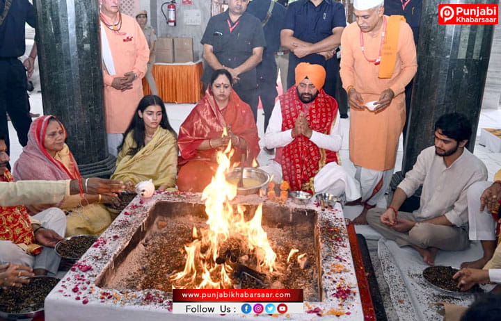 ਮੁੱਖ ਮੰਤਰੀ ਸ੍ਰੀ ਨਾਇਬ ਸਿੰਘ ਸੈਣੀ ਨੇ ਧਰਮਪਤਨੀ ਸਮੇਤ ਪਹਿਲੇ ਨਰਾਤੇ ਮੌਕੇ ਮਾਤਾ ਮਨਸਾ ਦੇਵੀ ਮੰਦਰ ਵਿੱਚ ਕੀਤੀ ਪੂਜਾ-ਅਰਚਨਾ, ਸੂਬਾ ਵਾਸੀਆਂ ਦੀ ਸੁੱਖ-ਸਮ੍ਰਿੱਧੀ ਦੀ ਕੀਤੀ ਕਾਮਨਾ