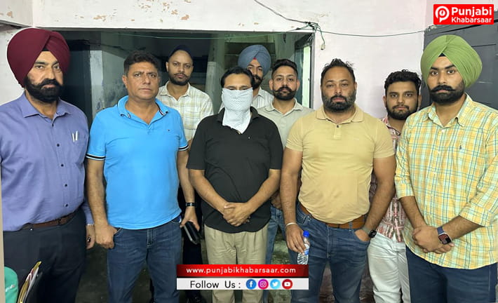 1 ਲੱਖ ਰੁਪਏ ਦੀ ਰਿਸ਼ਵਤ ਲੈਂਦਾ Punjab Police ਦਾ SHO ਆਪਣੇ ਹੀ ਥਾਣੇ ਦੇ ਕੁਆਟਰ ਵਿਚੋਂ ਗ੍ਰਿਫਤਾਰ