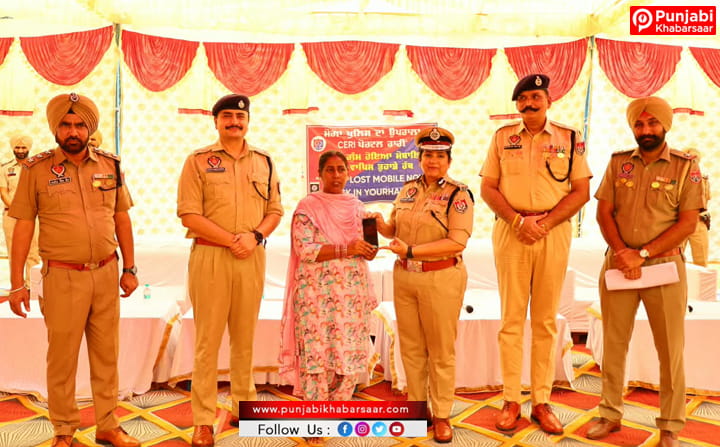 Moga Police ਵੱਲੋਂ ਗੁੰਮ ਹੋਏ 300 ਮੋਬਾਈਲ ਫੋਨ ਟ੍ਰੇਸ ਕਰਕੇ ਬਰਾਮਦ, ਅਸਲ ਮਾਲਕਾਂ ਨੂੰ ਕੀਤੇ ਵਾਪਸ