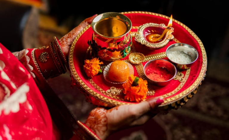 ਕਰਵਾਚੌਥ ’ਤੇ ਕਿਹੜੇ ਰੰਗਾਂ ਤੋਂ ਕਰਨਾ ਚਾਹੀਦਾ ਹੈ ਪਰਹੇਜ਼? ਲਾਲ, ਹਰੇ ਤੇ ਗੁਲਾਬੀ ਰੰਗ ਦੀ ਕਿਉਂ ਹੈ ਖ਼ਾਸ ਮਹੱਤਤਾ?